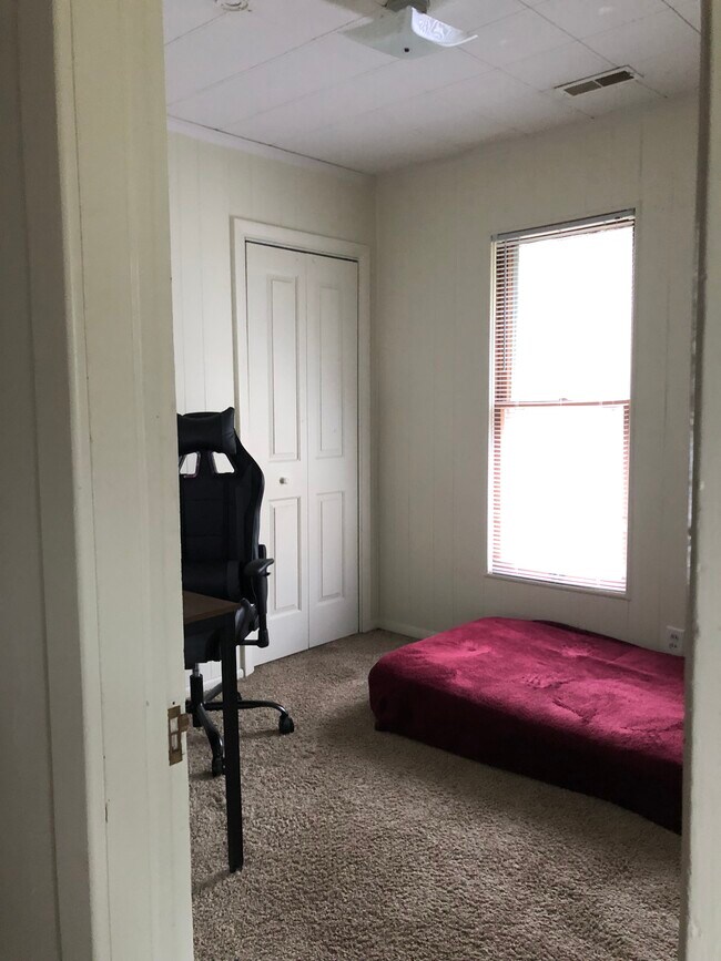 Building Photo - 824 Davis St