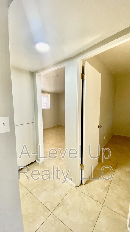 Building Photo - 742 E Holaway Dr