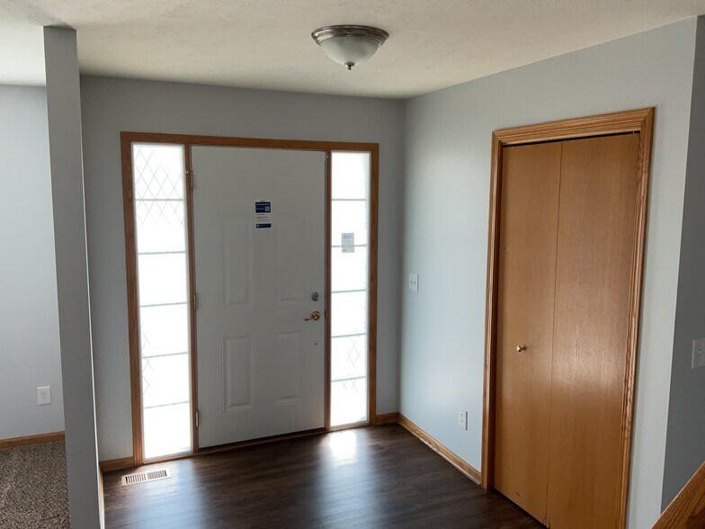 Building Photo - 948 Bradley Ln