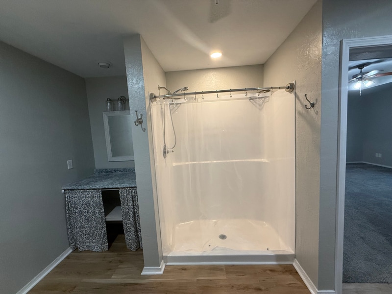 Building Photo - 404 E 9th St