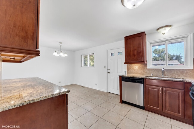 Building Photo - 728 Boxwood Dr