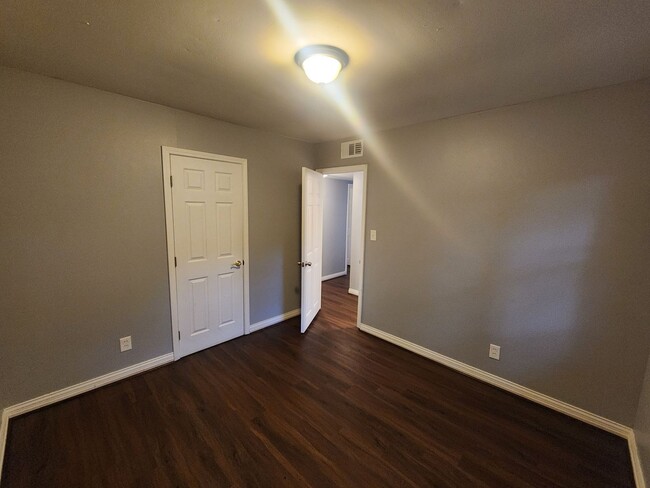 Building Photo - Updated 3 bedroom 1 bath with garage in Va...