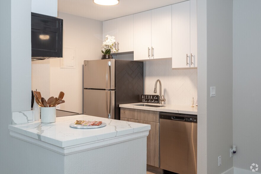 2BR, 1.5BA - 923SF - 39 North