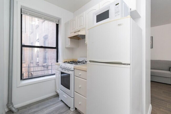 Building Photo - 1823 2nd Ave