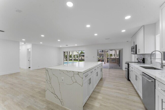 Building Photo - 808 NE 72nd St