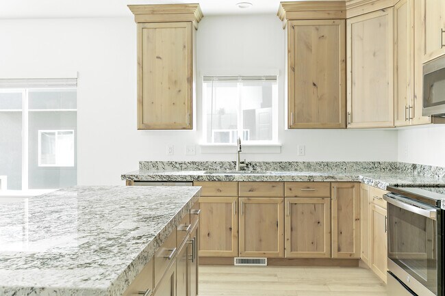 Building Photo - 4728 E Lake Corner Dr