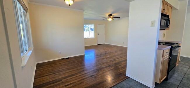 Building Photo - Sun filled Sunset Heights 3 Bed!