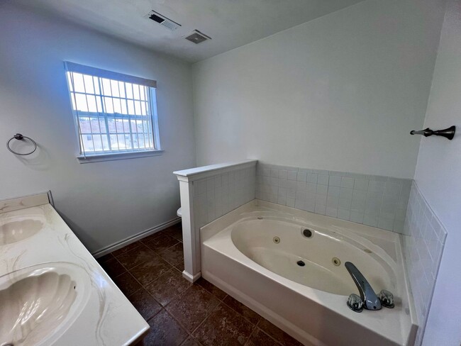 Building Photo - Beautiful 4 bedroom home in Chesapeake