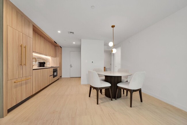 Building Photo - Fully furnished 2-bedroom residence in the heart of Brickell.