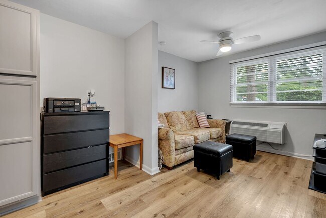 Building Photo - Old Town Furnished Studio Unit