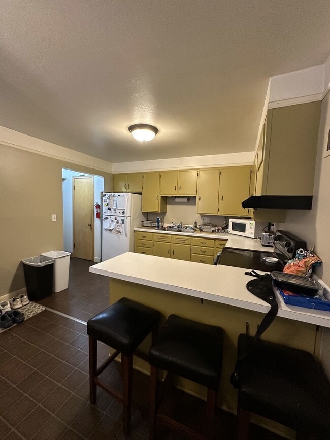 Building Photo - 4 Bed 2 Bath close to UWEC and downtown! A...