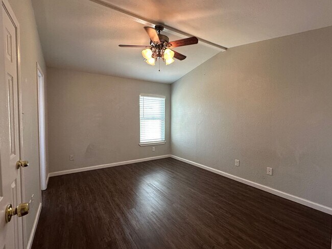 Building Photo - TOWNHOME WITH WATER INCLUDED AND TWO CAR GARAGE