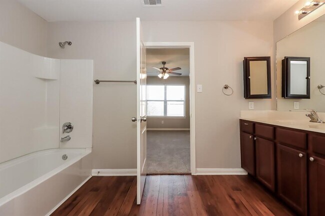 Building Photo - 7119 Glenridge