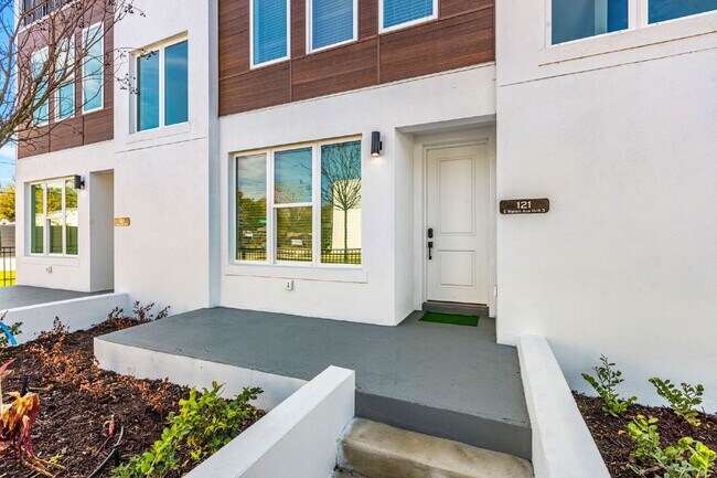 Building Photo - Beautiful 3 Bedroom Townhouse Minutes From...