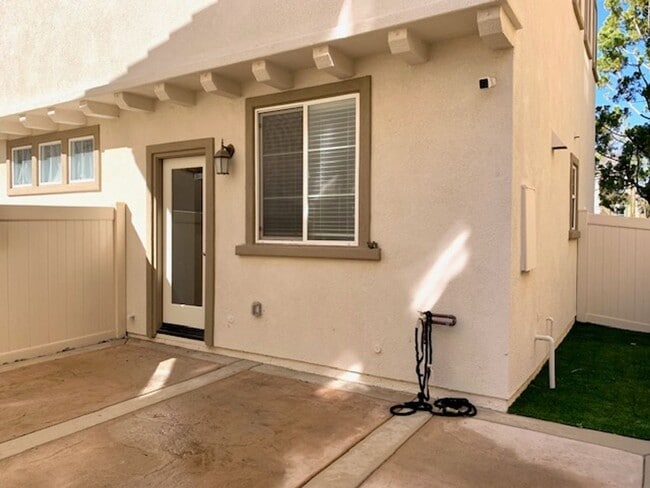 Building Photo - 3150 N Ventura Rd