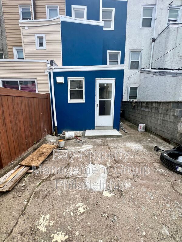 Building Photo - 827 Almond St