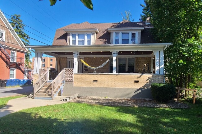 Primary Photo - 6 Bedroom Student House 3 Blocks from Campus