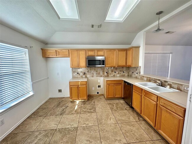 Building Photo - 10606 Acacia Forest tr