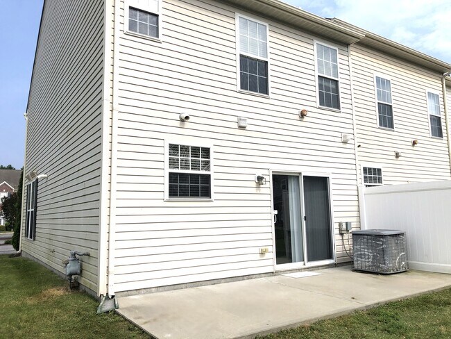 Building Photo - 1001 Meadow View Dr