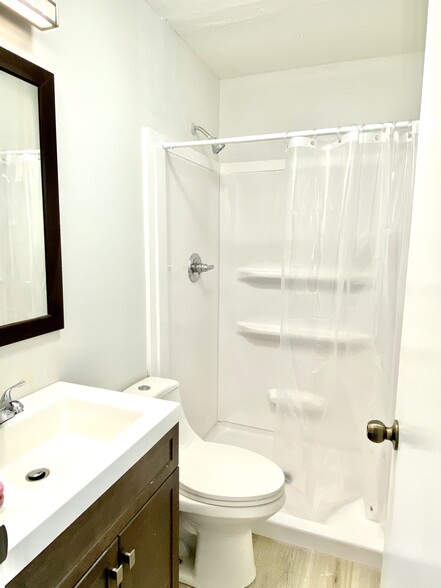 Master bath with shower - 8003 Broadfern Dr