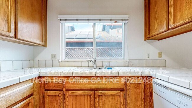 Building Photo - 2070 Pinercrest Dr