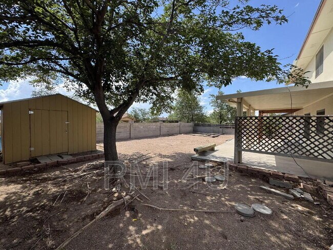 Building Photo - 10412 La Paz Dr