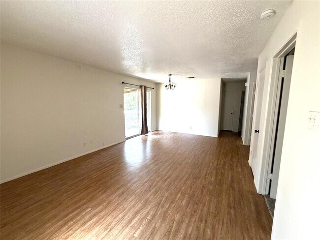Building Photo - 421 Live Oak St