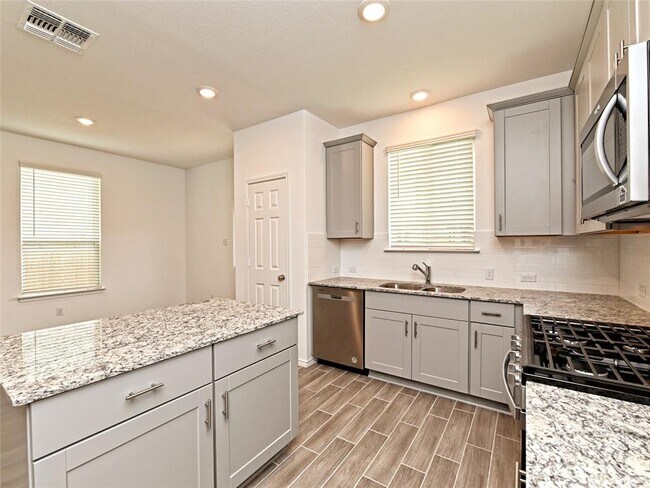 Building Photo - 1625 Holly Lk Dr