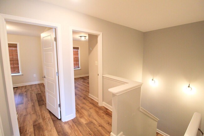 Building Photo - Large 3 level large end unit townhome with...