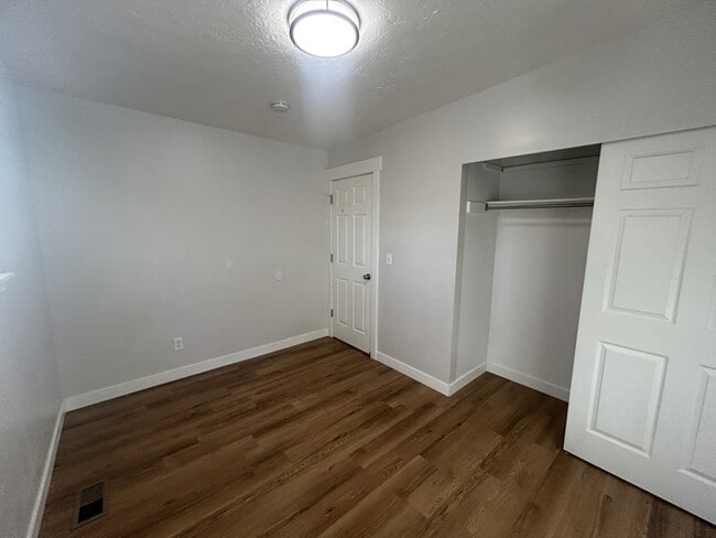 Building Photo - Ivy Circle Apartment