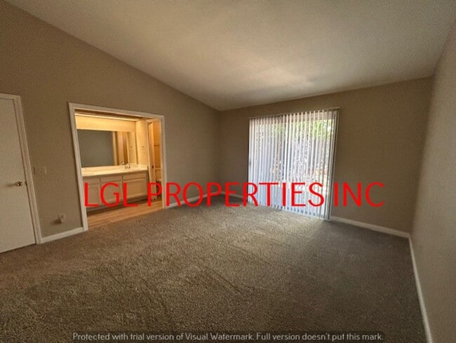 Building Photo - Very Nice Roseville 3 Bedroom 2 Bath Home