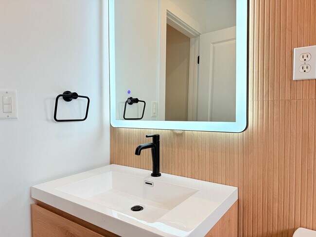 Building Photo - Modern 3-Bedroom Home with Private Yard in...