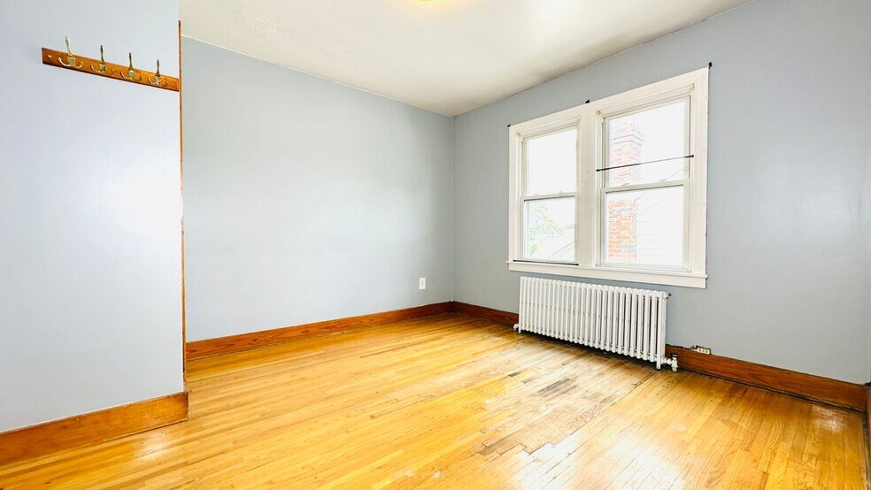 Building Photo - 2498 Woodlawn Ave