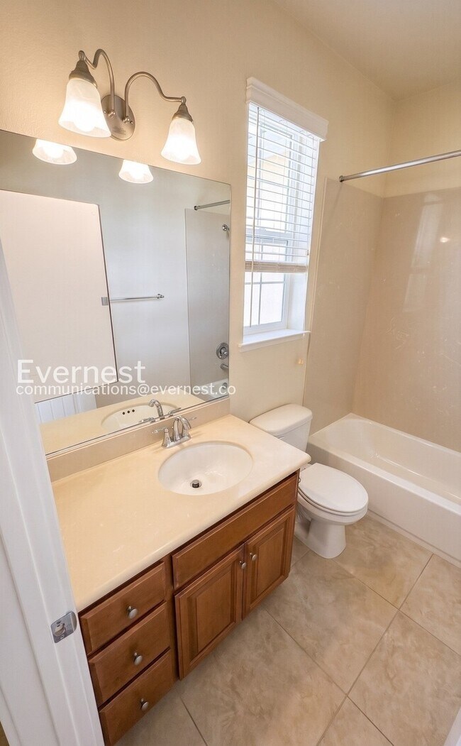 Building Photo - 3-Bed/3.5-Bath Townhome/ Available Now!