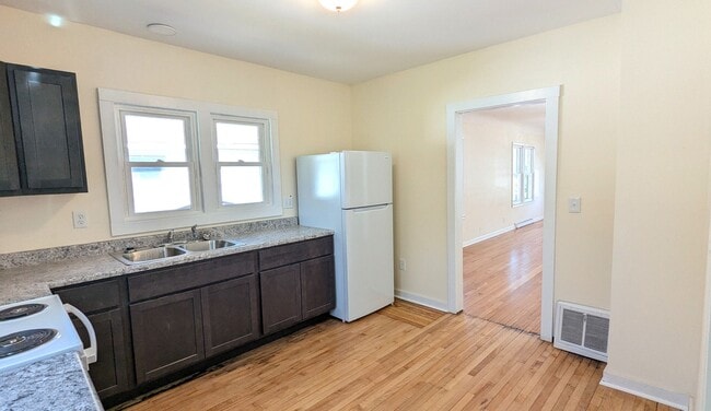 Building Photo - 969 Fleming- 2 bedroom house with basement and garage