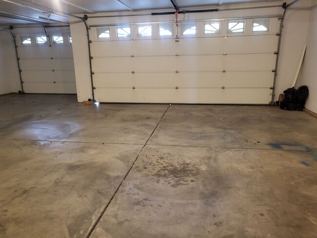 Building Photo - 5 bed 3 bath