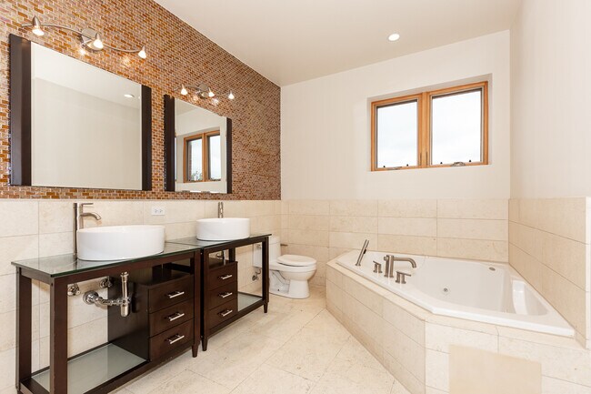 Building Photo - 5766 N Lincoln Ave