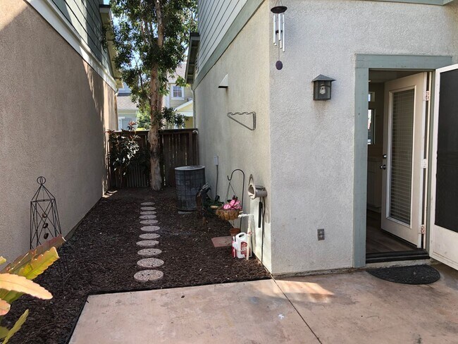 Building Photo - CHARMING 3 BR/2.5 BATH  " TWELVE PICKET LA...
