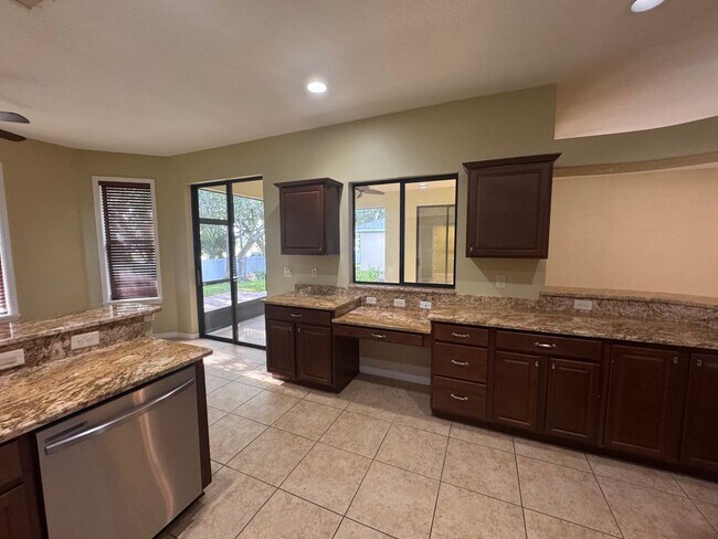 Building Photo - Live the Resort Life Daily: Your SummerGle...