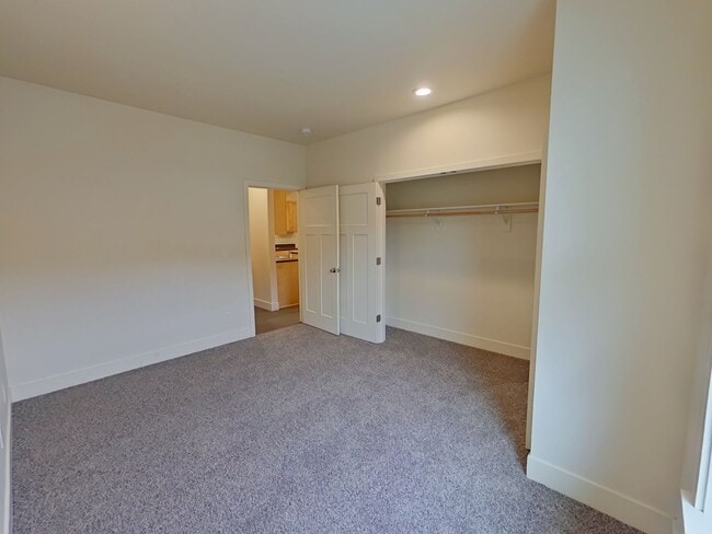 Building Photo - Newer Duplex Near Autzen Stadium - 3Bed/2Bath Home!