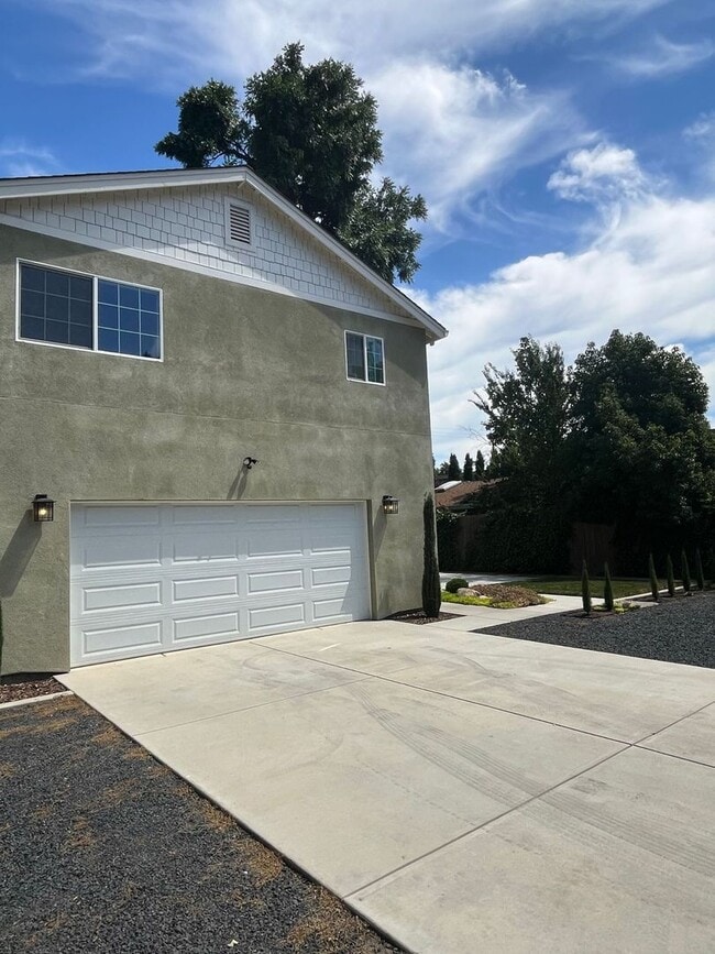 Building Photo - 1129 Stewart Ave