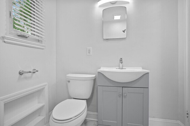 Building Photo - Renovated 2BR/1BA Condo close to shopping and the hospital