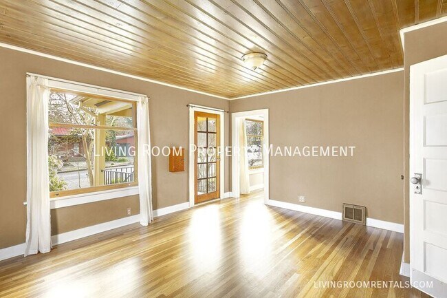 Building Photo - 1927 SE Spokane St