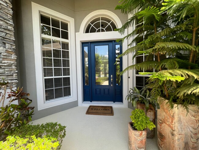 Building Photo - Beautiful 5 Bed 4 Bath Pool Home in the gu...