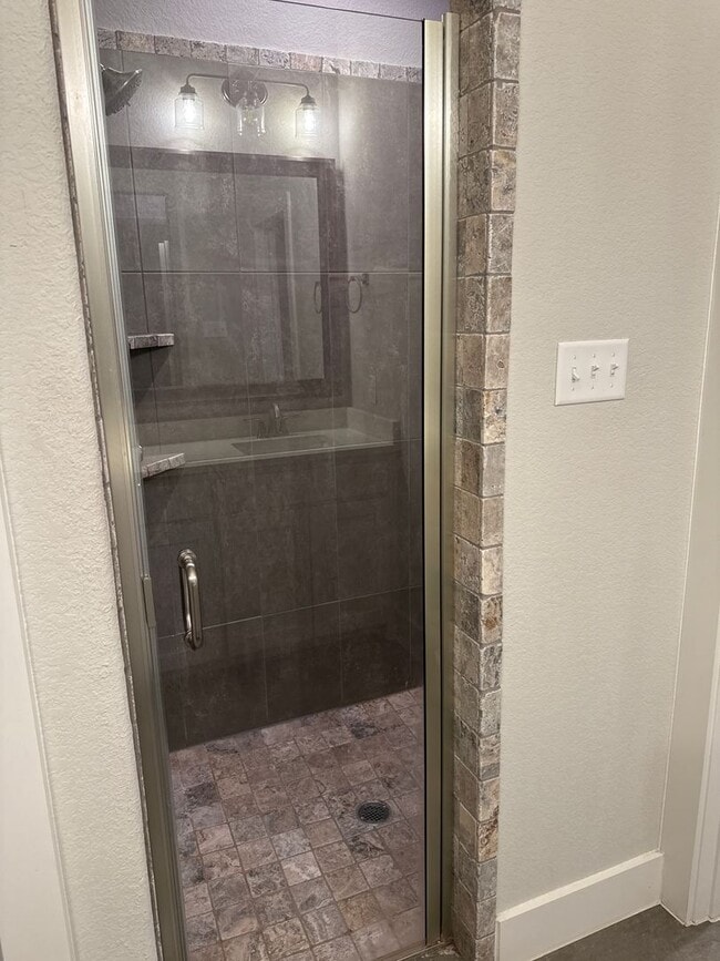 Building Photo - Price DROP - 3/2/2 - Great Location