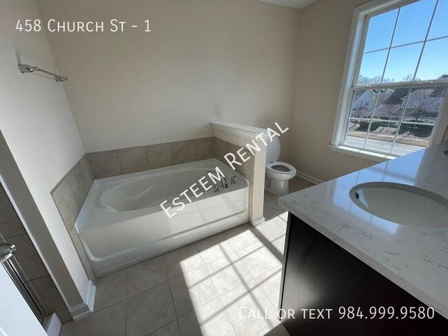 Building Photo - 458 Church St