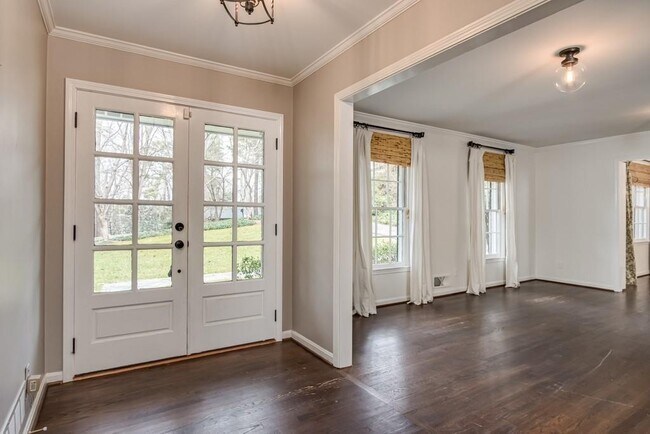 Building Photo - 4601 Club Cir NE
