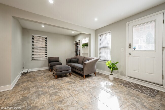 Building Photo - 2116 W Lyndale St