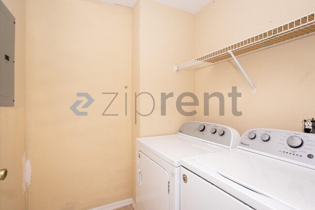 Building Photo - Unit 132