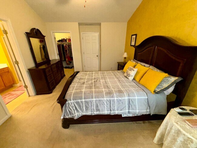 Building Photo - Wow! Check out this charming 3 bedroom 2.5 bathroom townhome in Newnan!